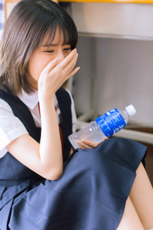 老是夹腿自慰一边屁股疼女人